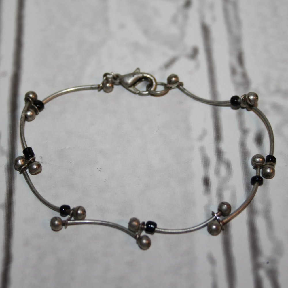 🖤✨ Beautiful Silver + Black Beaded Bracelet (7.5") ✨🖤